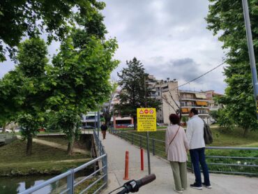 Αφημένη στην τύχη της παραμένει η πεζογέφυρα του Αγίου Κωνσταντίνου στα Τρίκαλα (ΦΩΤΟ)
