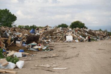 ΦΑΡΚΑΔΟΝΑ: Συνεργεία προσπαθούν ταυτόχρονα να «σπάσουν» τα σκουπίδια του Ντάνιελ