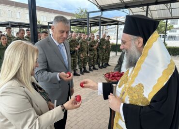 «Χριστός Ανέστη» στη ΣΜΥ στα Τρίκαλα: Μαθητές και αξιωματικοί έλαβαν το Άγιο Φως (ΦΩΤΟ)