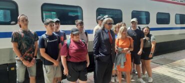 Τρένα: Η θλιβερή πραγματικότητα σε μια χαρούμενη φωτογραφία  