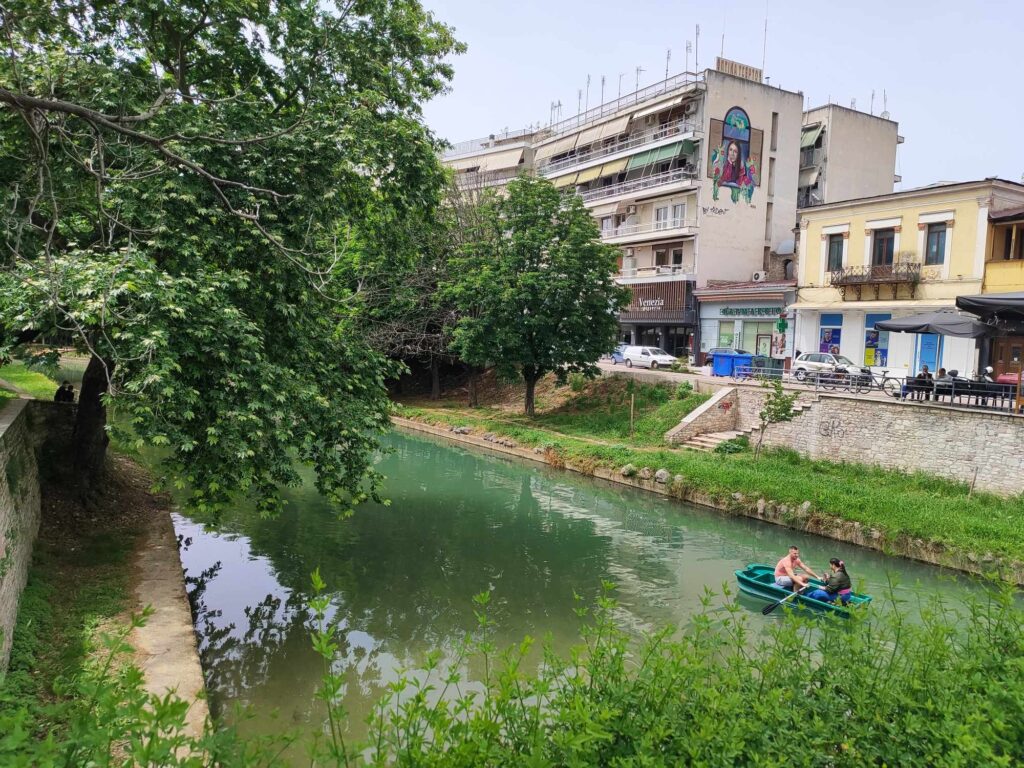 Βαρκάδα για δύο στα Τρίκαλα (ΦΩΤΟ)