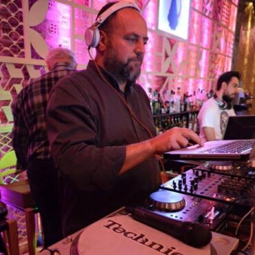 Τραγωδία: Γνωστός Dj ο 56χρονος Τρικαλινός που κατέρρευσε σε καφέ βενζινάδικου