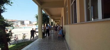 Στις κάλπες οι Τρικαλινοί - Η συμμετοχή στα κεντρικά και στα περιφερειακά τμήματα (ΦΩΤΟ)