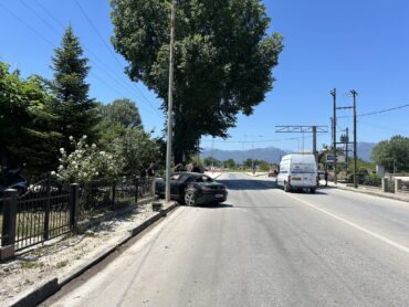 Τρίκαλα: ΙΧ έπεσε πάνω σε μάντρα (ΦΩΤΟ)