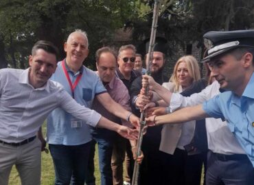 Συμβολική φύτευση δέντρου στο πάρκο Αη Γιώργη των Τρικάλων (ΦΩΤΟ)