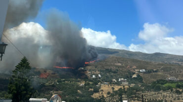 Μεγάλη φωτιά στην Άνδρο: Μήνυμα από το 112 για εκκένωση τεσσάρων περιοχών (ΦΩΤΟ+VIDEO)