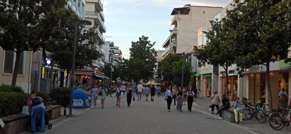 Θερινό ωράριο από Δευτέρα στην εμπορική αγορά των Τρικάλων
