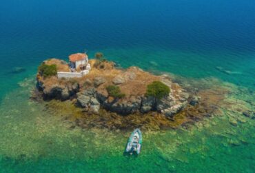 Το νησάκι με τα πράσινα νερά που βρίσκεται πέντε λεπτά από τον Βόλο (ΦΩΤΟ)