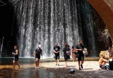 «Δροσερές» στιγμές στους καταρράκτες για τους Τρικαλινούς (ΦΩΤΟ)