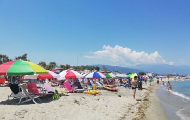 Ξεχύθηκαν στις παραλίες οι Τρικαλινοί