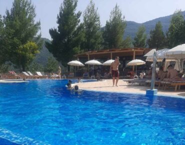 Μαγιό, αντιηλιακό και εμπρός μαρς για τις πισίνες οι Τρικαλινοί