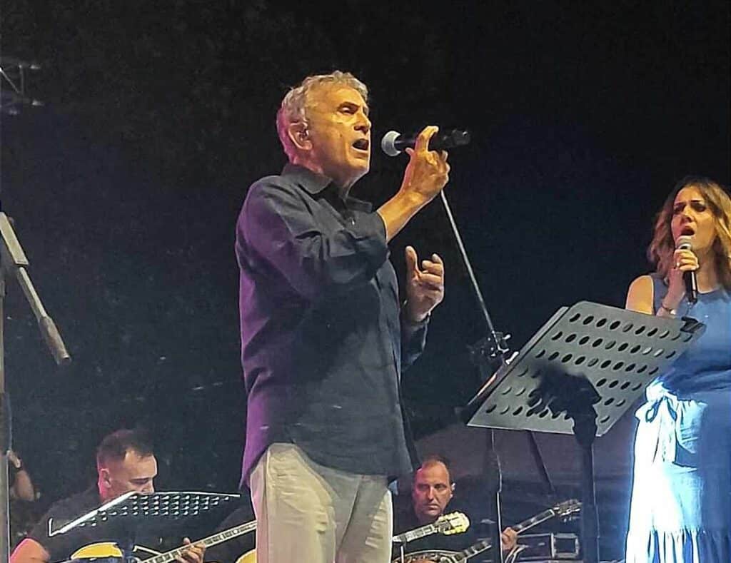 Νότες... άλλου επιπέδου από τον Γιώργο Νταλάρα (VIDEO)