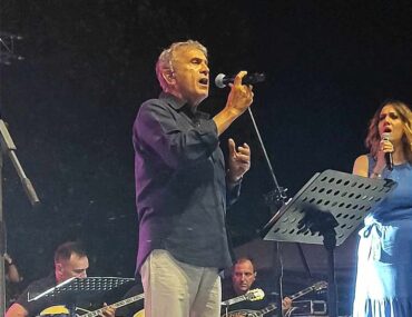 Νότες... άλλου επιπέδου από τον Γιώργο Νταλάρα (VIDEO)