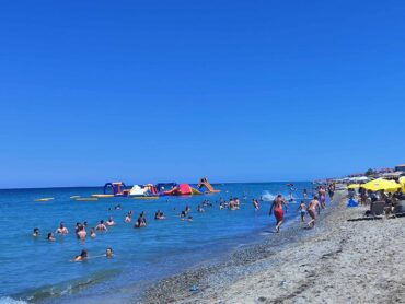 Καταφύγιο για τους Τρικαλινούς η θάλασσα
