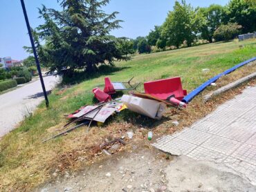 Πεταμένες σαν σκουπίδια πινακίδες στην οδό Πύλης Τρικάλων