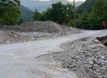 Παραμένουν τα «σημάδια» του Daniel στην επαρχιακή οδό Τρικάλων - Άρτας (ΦΩΤΟ)