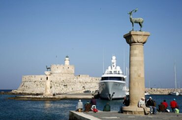 Πλοίο με 109 επιβάτες προσέκρουσε στο λιμάνι της Ρόδου