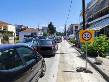 Τρίκαλα: Κυκλοφοριακός πανζουρλισμός στην Πύλης - Έσκαψαν και στις δύο λωρίδες (ΦΩΤΟ)