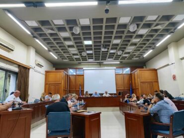 Άλλα ντ' άλλων στο Δημοτικό Συμβούλιο - Για τους βαθμούς του στο σχολείο μας είπε ο Σακκάς (VIDEO)