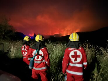 Στην πρώτη γραμμή της μάχης με τις φλόγες οι εθελοντές Σαμαρείτες