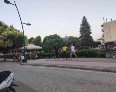 Πιάστηκαν στα χέρια στα Τρίκαλα - Άρπαξε ξύλο και άρχισε να τον χτυπά στο κεφάλι!