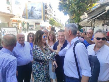 «Γαλάζια» παρουσία στα Τρίκαλα - Στο κέντρο της πόλης η Σοφία Ζαχαράκη (ΦΩΤΟ)