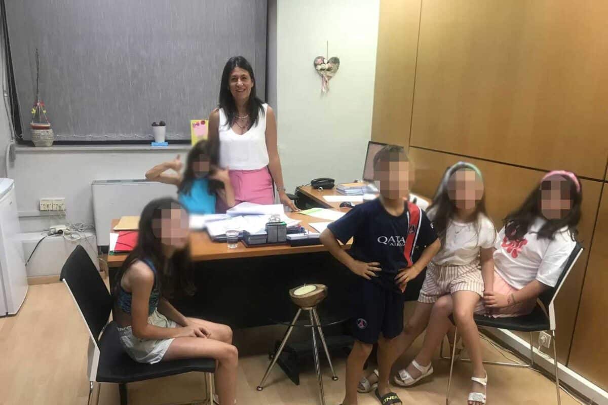 Χαρούμενη «εισβολή» στο γραφείο της αντιδημάρχου Σοφίας Αλεστά