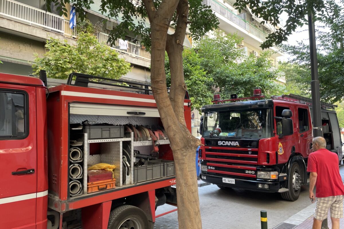 Φωτιά σε ισόγειο διαμέρισμα στο κέντρο της Λάρισας