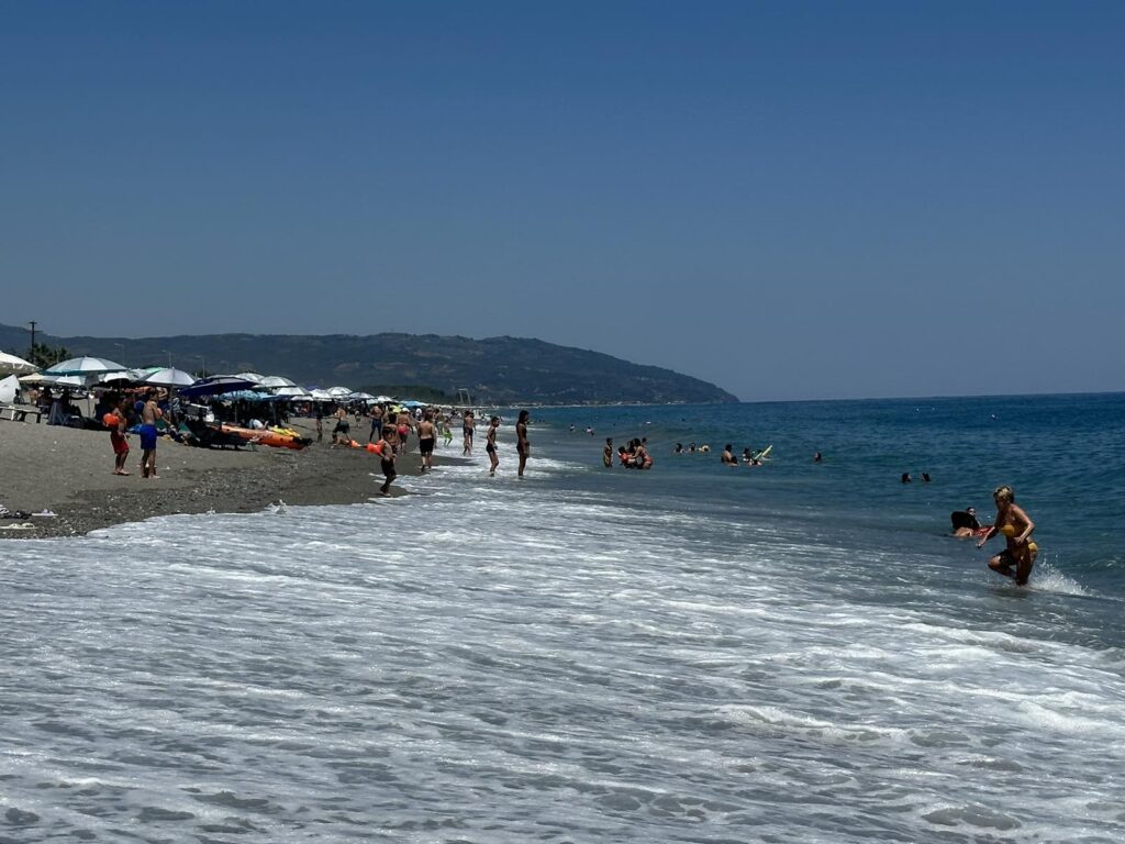 Δεν πέφτει «καρφίτσα» στον Αγιόκαμπο παρά τα μεγάλα κύματα