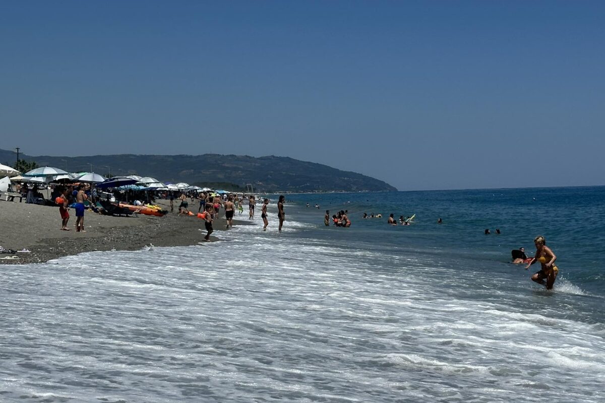Δεν πέφτει «καρφίτσα» στον Αγιόκαμπο παρά τα μεγάλα κύματα