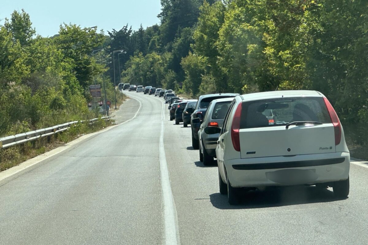 Μαζική εξόρμηση Θεσσαλών στις παραλίες της Λάρισας για να ξεφύγουν από τον καύσωνα