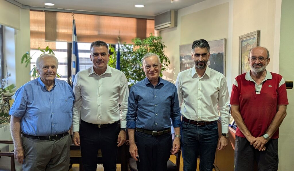Στον Δήμαρχο Λαρισαίων μέλη της «Φωτοθήκης»