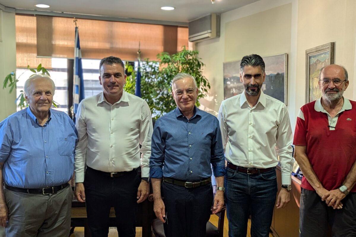 Στον Δήμαρχο Λαρισαίων μέλη της «Φωτοθήκης»