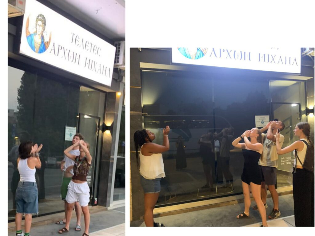 Τουρίστες φωτογραφίζονται με φόντο το γραφείο τελετών στα Τρίκαλα