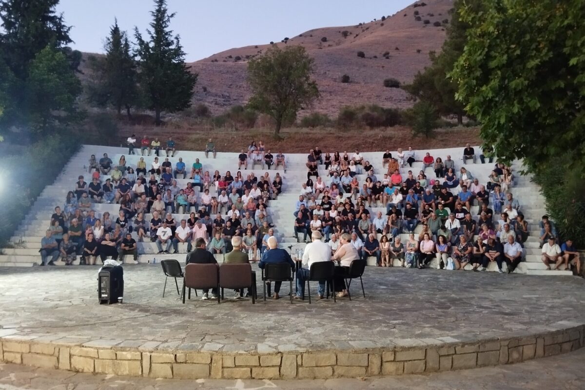 Μεγάλη επιτυχία στη διάλεξη του Ευθύμη Λέκκα για την κλιματική κρίση στη Φαρκαδόνα