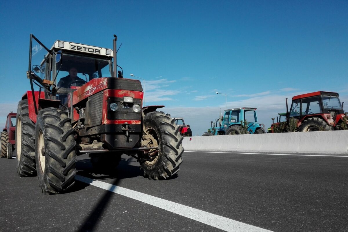 Σε αναβρασμό οι αγρότες – Αποκλεισμός στον κόμβο Καρδίτσας εν μέσω ευρωπαϊκής κρίσης για την ΚΑΠ