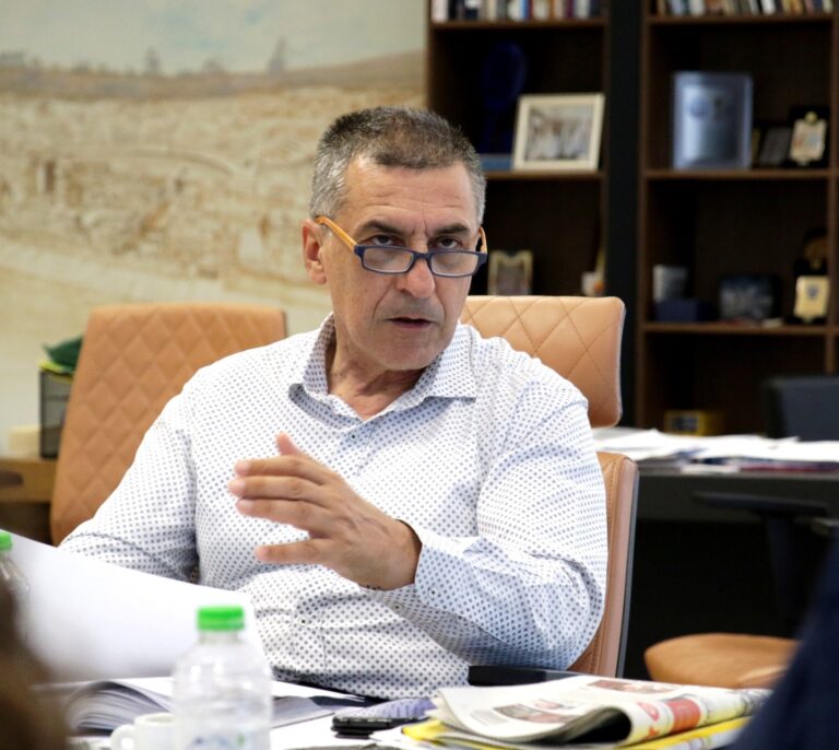 «Να παραιτηθεί ο Τσιάρας» – Οργή Κουρέτα για την ευλογιά