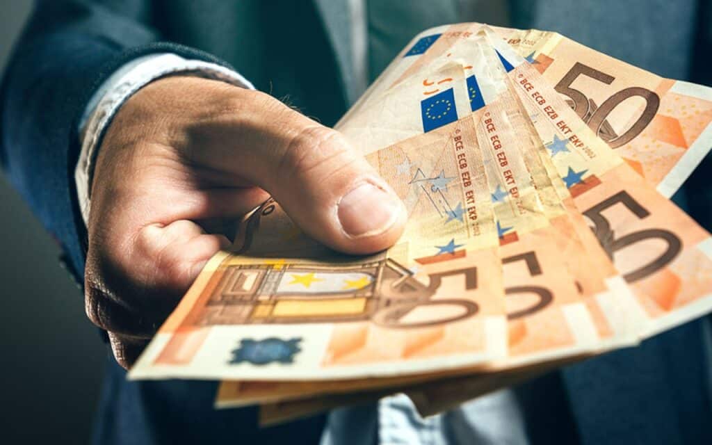 Πρέπει να σταματήσουμε να χρησιμοποιούμε μετρητά;