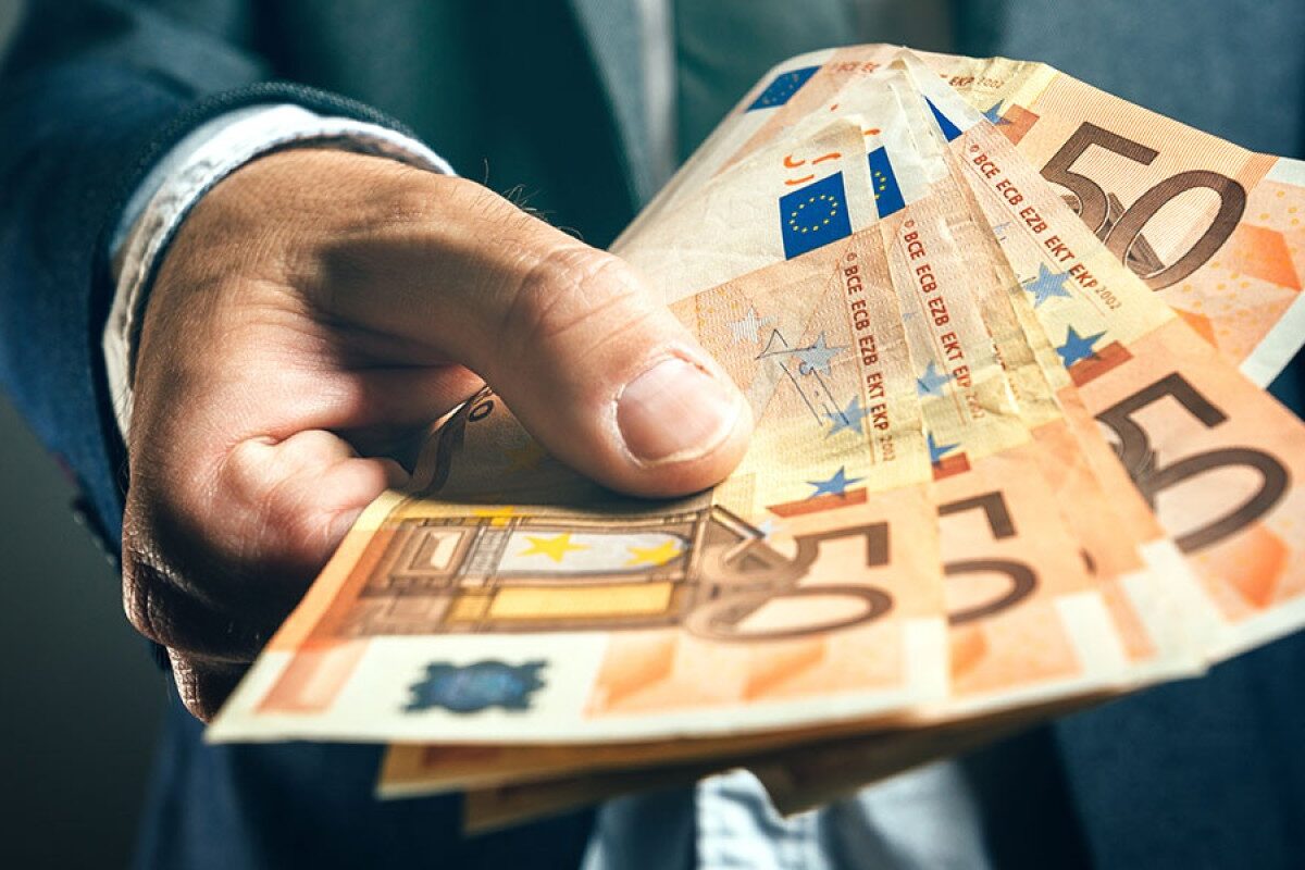 Πρέπει να σταματήσουμε να χρησιμοποιούμε μετρητά;
