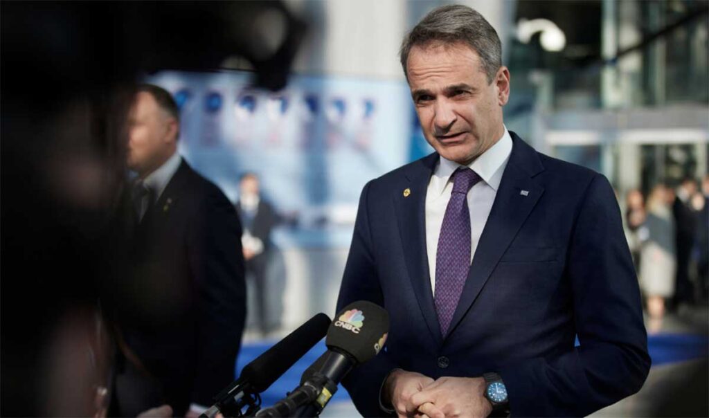 Κάθεται σε αναμμένα κάρβουνα