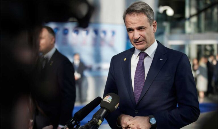 Κάθεται σε αναμμένα κάρβουνα