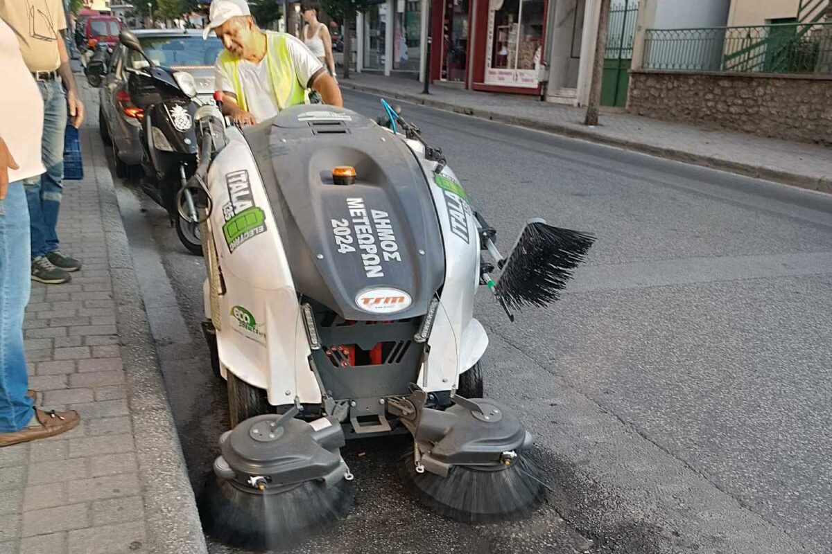 Οι νέες ηλεκτροκίνητες «σκούπες» εν δράσει στην Καλαμπάκα