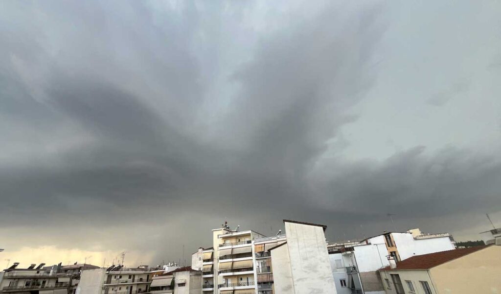 Μαύρισε ο ουρανός στα Τρίκαλα
