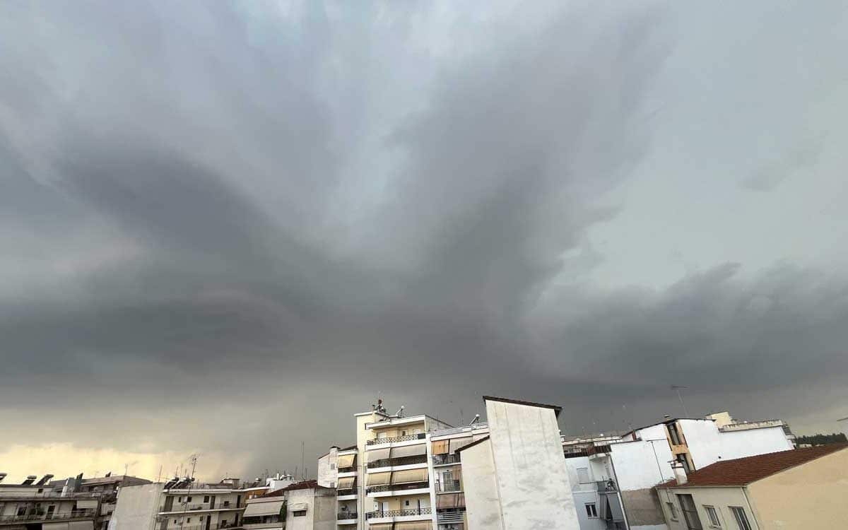 Μαύρισε ο ουρανός στα Τρίκαλα