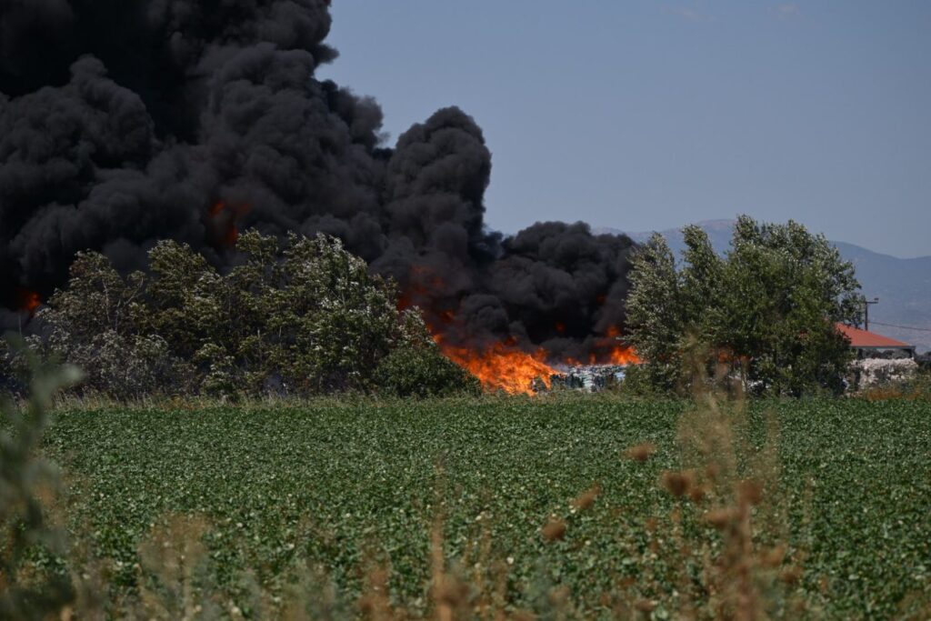Κάλεσμα στους πολίτες της Λάρισας να παραμείνουν σε εσωτερικούς χώρους λόγω μεγάλης πυρκαγιάς