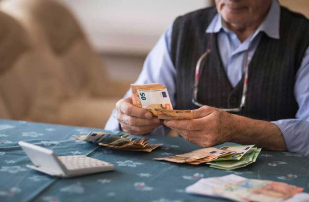 Πότε θα δουν χρήματα οι συνταξιούχοι για τον μήνα Σεπτέμβριο