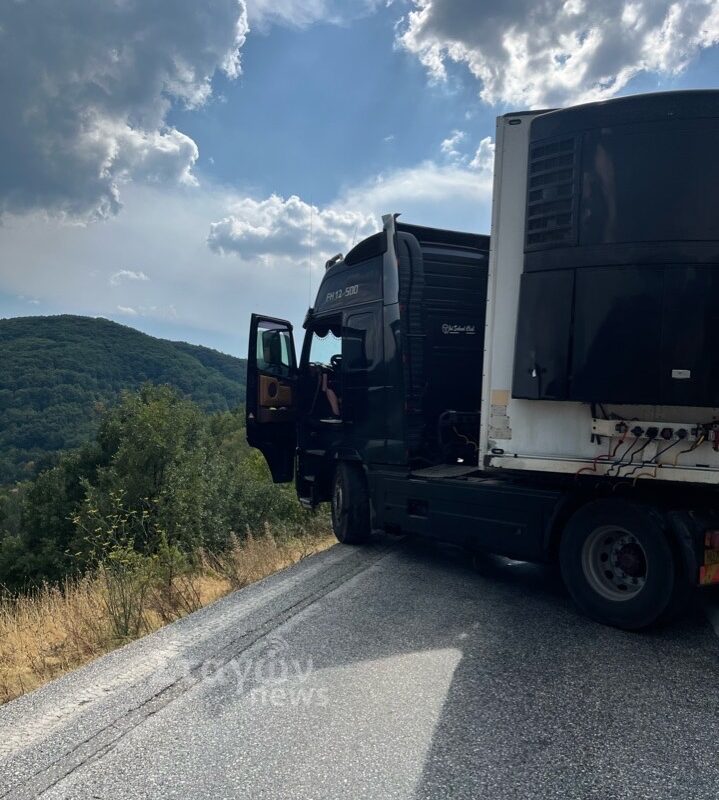 Δίπλωσε νταλίκα έξω από την Παναγία Καλαμπάκας