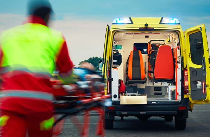 Λάρισα: Σοκ στην οδό Βόλου – Γυναίκα εγκλωβίστηκε κάτω από φορτηγό