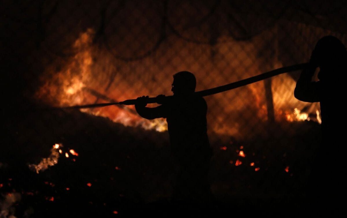 Φωτιές στην Αττική: Βρέθηκε απανθρακωμένη σορός σε κτήριο στα Βριλήσσια
