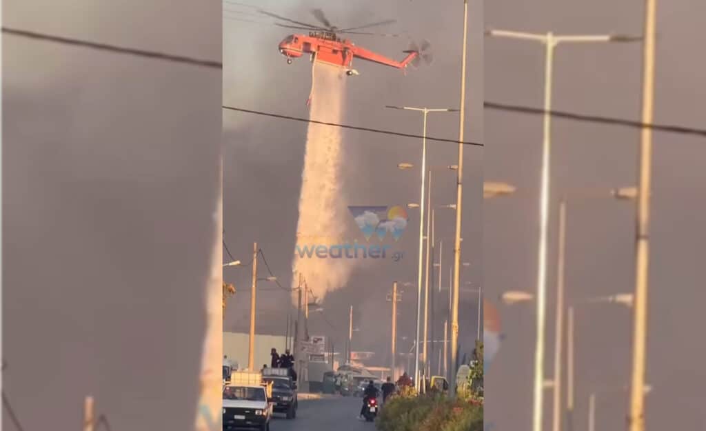 Πυροσβεστικό ελικόπτερο ρίχνει νερό στον αστικό ιστό του Χαλανδρίου (βίντεο)